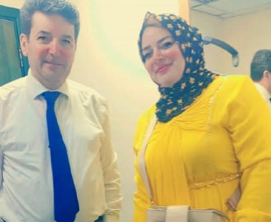 صورة Emy Mody مع مؤسس الشركة